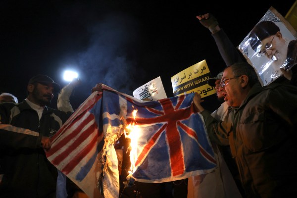 САЩ и Великобритания обявяват санкции срещу мрежа, която е насочена към критици на Иран