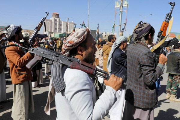 САЩ нанасят нови удари срещу хусите в Йемен, докато конфликтът ескалира