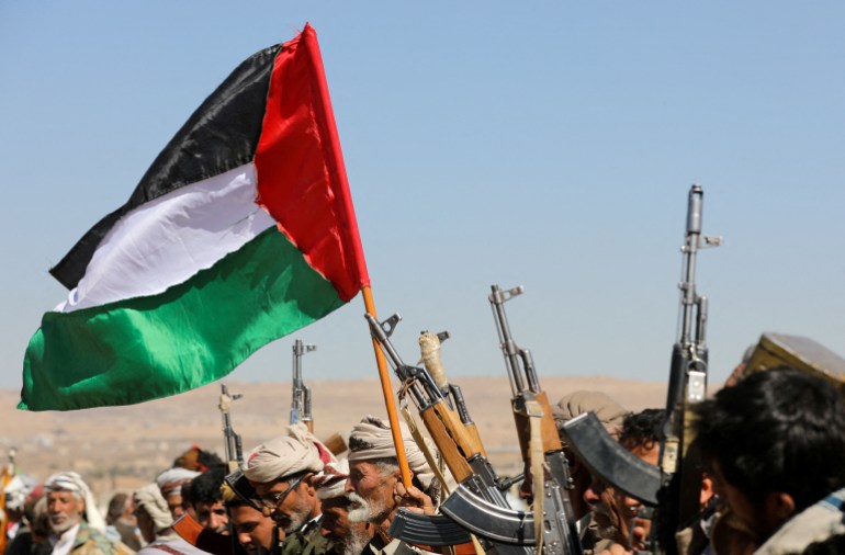i sostenitori degli Houthi dello Yemen sventolano una bandiera palestinese
