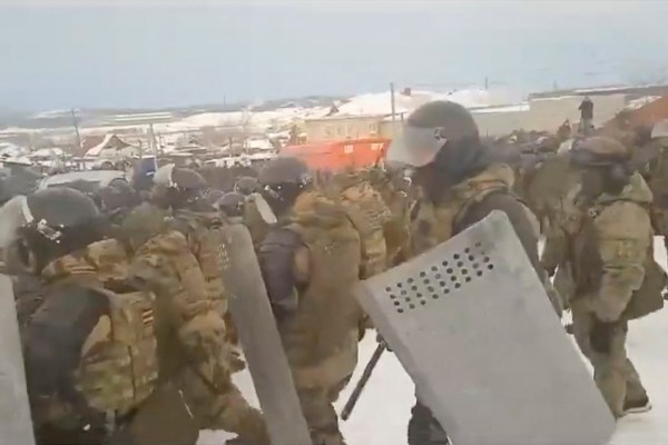Руската полиция потуши голям протест в Далечния източен регион на