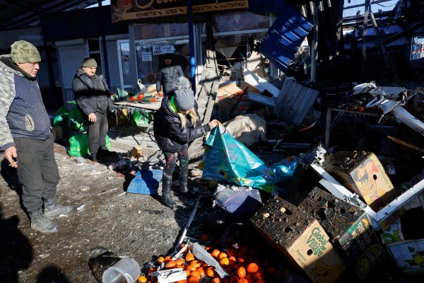 Русия твърди, че най-малко 25 са убити при взрив на пазара в Донецк