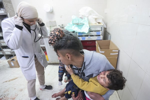 Болници са отцепени, докато Израел атакува южната част на Газа