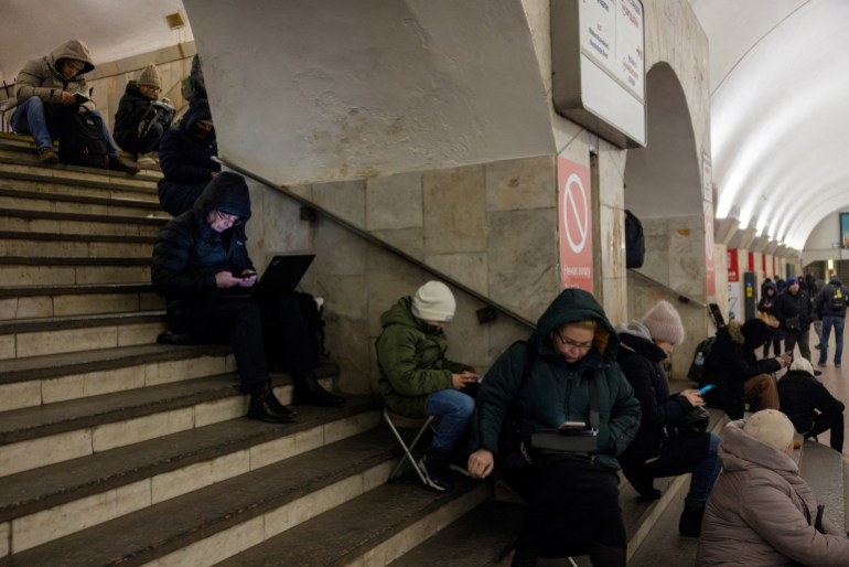 Menschen suchen während eines Luftangriffs inmitten des russischen Angriffs auf die Ukraine in Kiew, Ukraine, am 23. Januar 2024 Zuflucht in einer U-Bahn-Station. REUTERS/Thomas Peter TPX-BILDER DES TAGES 
