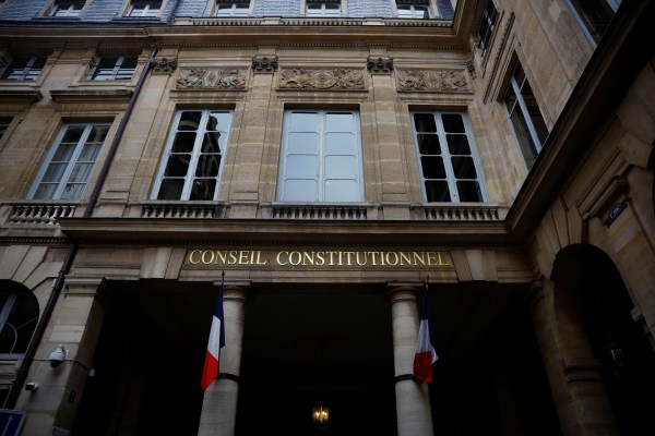 Висшият френски съд отхвърли големи части от спорния законопроект за имиграцията