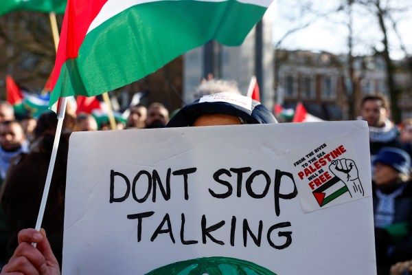 Стотици излязоха на улиците в Хага в знак на солидарност с палестинците