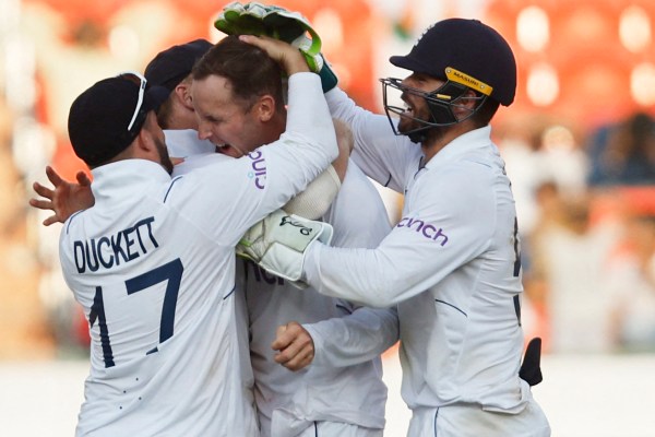 Англия изуми Индия с вълнуваща победа от 28 серия в първия тест в Хайдерабад