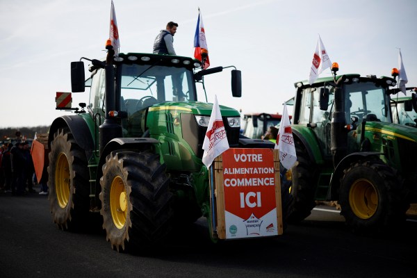 Френските фермери блокираха главните магистрали около Франция с трактори в