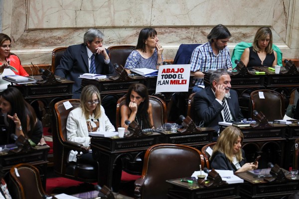 Аржентинските законодатели обсъждат „омнибуса“ на законопроекта за икономическата реформа на Milei