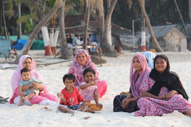 Lakshadweep adasının sahilinde kadınlar ve çocuklar.  Başbakan Modi adaları daha fazla turistin ziyaret etmesini istiyor ancak yerel halkın endişeleri var [Salahuddin/Al Jazeera]
