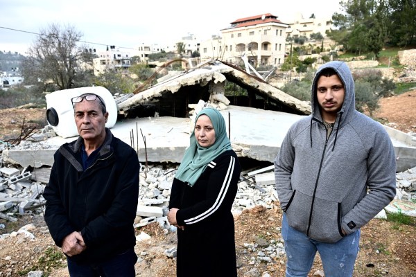 Избърсвайки сълзите, Гадир ал-Атраш стоеше пред разрушения си дом в