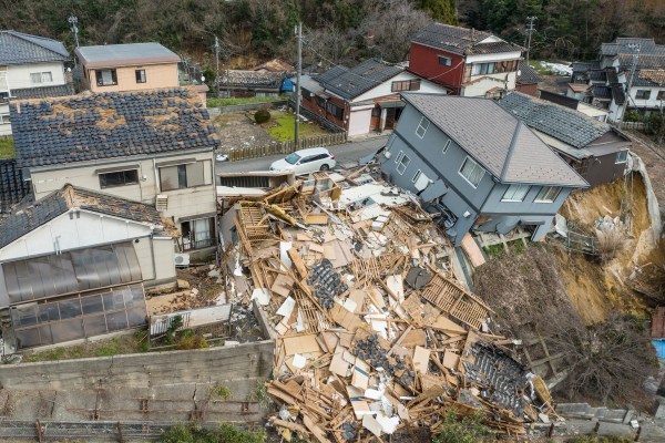 Снимки: Последици от опустошителното земетресение в Япония