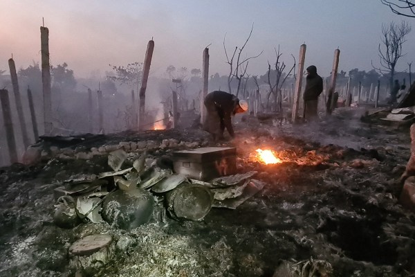 Пожар в бежански лагер в Бангладеш остави хиляди рохинги без дом