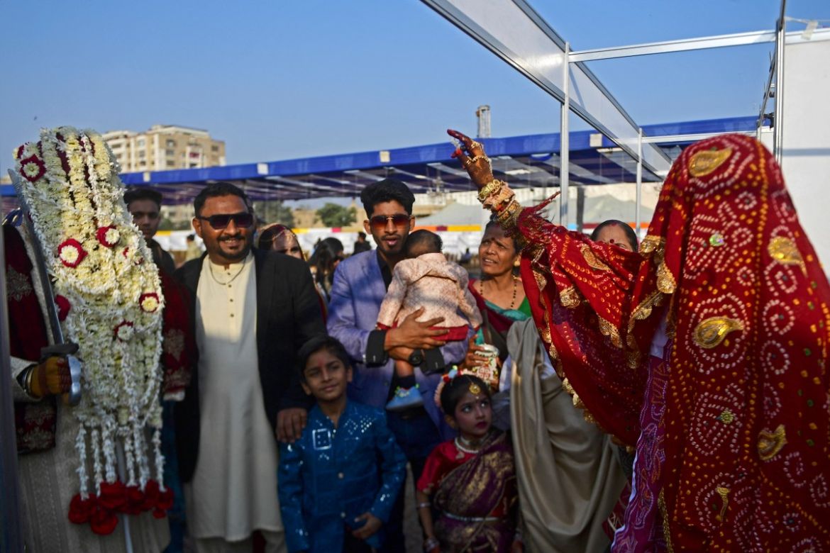 Mass Hindu wedding defies poverty and persecution in Pakistan