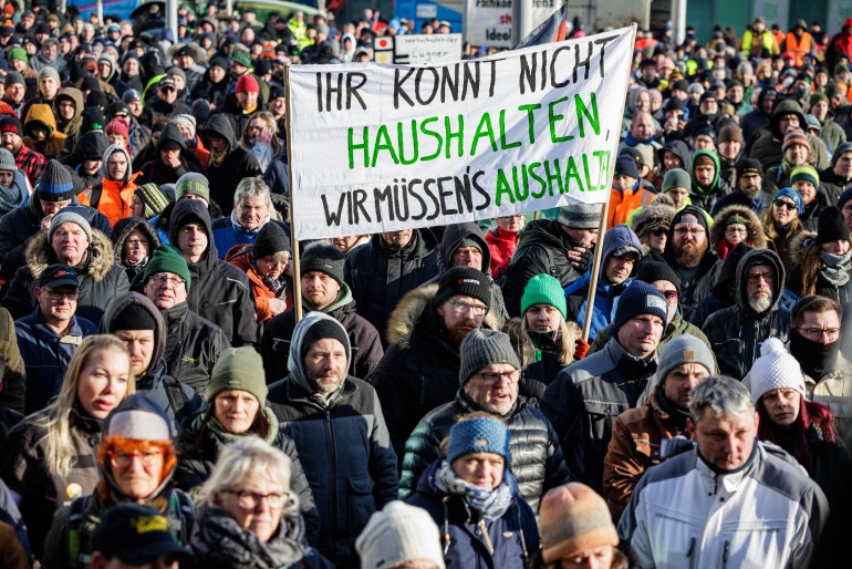 Los agricultores bloquean carreteras en toda Alemania para protestar por los recortes de subsidios  Noticias empresariales y económicas.