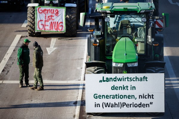 Гневни фермери които се противопоставят на плановете на Берлин да