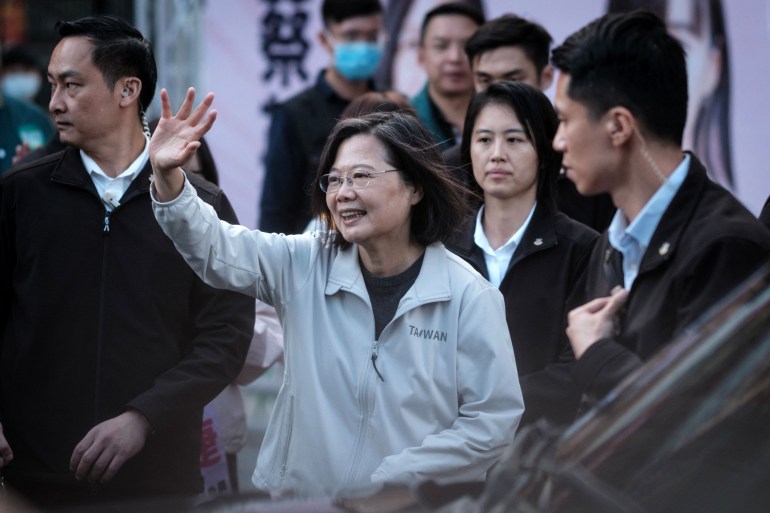 A presidente de Taiwan, Tsai Ing-wen, está acenando para os apoiadores ao sair de um comício eleitoral
