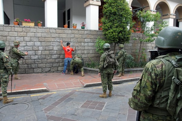 Десет убити, банди отприщват терор, докато Еквадор обявява извънредно положение