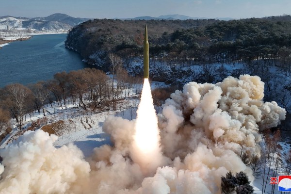 Северна Корея твърди, че е тествала ракета на твърдо гориво с хиперзвукова бойна глава