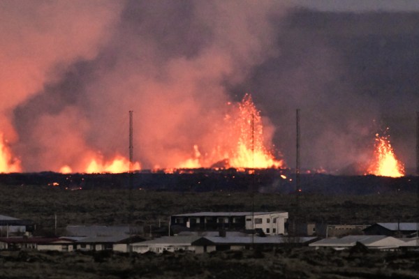 Вулкан изригна в Исландия изпращайки потоци разтопена лава в покрайнините