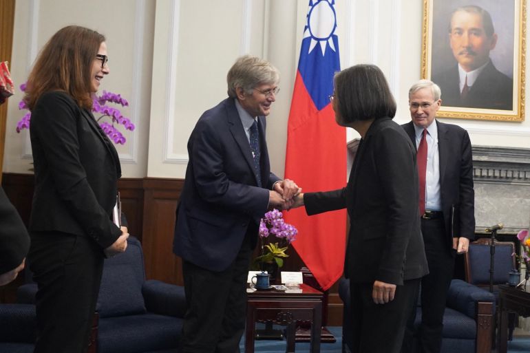 Tsai apertando a mão da delegação visitante dos EUA em seu escritório