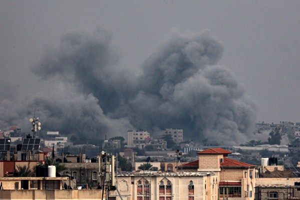 Израел засилва атаките срещу Хан Юнис, докато помощта за Газа пристига в Египет