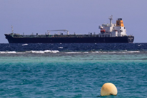 Товарен кораб под малтийски флаг, ударен от ракета в Червено море