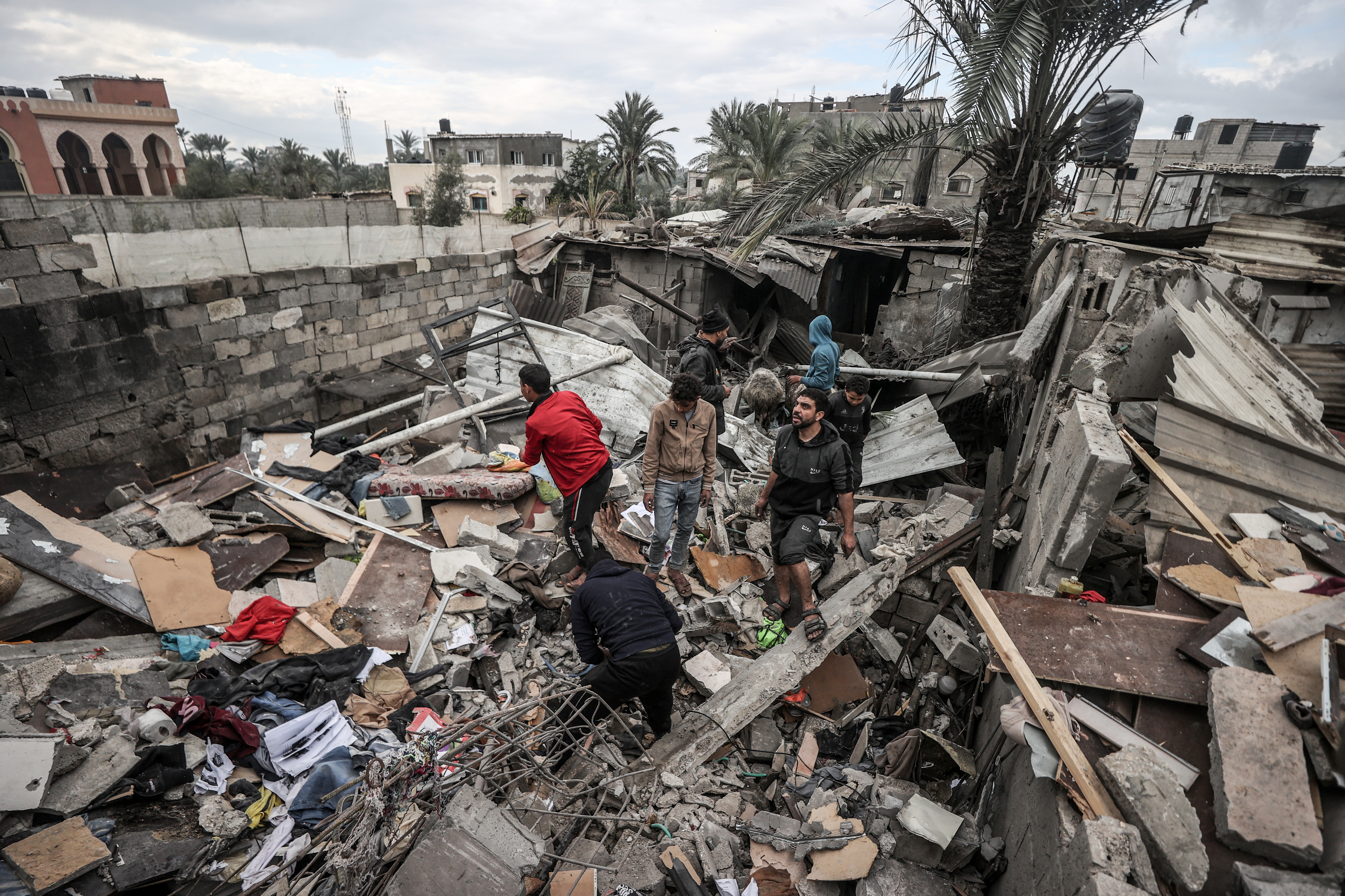 Warga mencari korban selamat atau jenazah pasca serangan Israel di Deir el-Balah, Gaza. [Ali Jadallah/Anadolu]