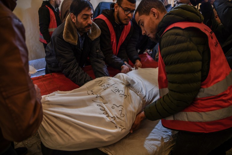 Il corpo del giornalista Mustafa Thuraya è stato trasferito all'obitorio dell'ospedale del Kuwait a Rafah dopo che il direttore dell'ufficio di Al Jazeera a Gaza, Wael Al-Dahdouh, Hamza Dahdouh e Thuraya, sono stati uccisi a Khan Yunis da un missile israeliano che ha colpito l'auto in cui viaggiavano il 7 gennaio,