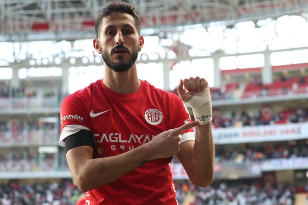 Турски съд освободи предстоящия процес израелски футболист, който беше задържан