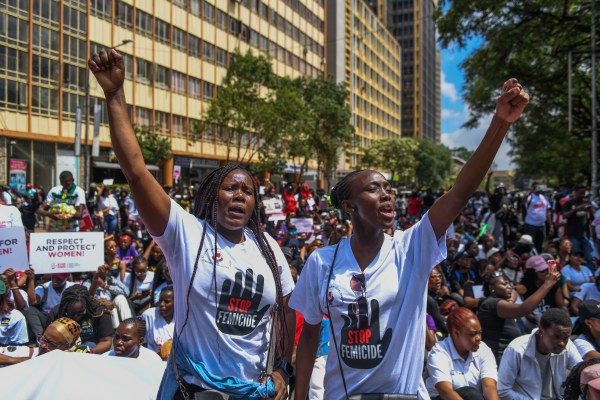 „Спрете да ни убивате!“: Хиляди протестират срещу убийството на жени в Кения