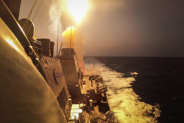 Кораб на Обединеното кралство свали дрон на хусите в Червено