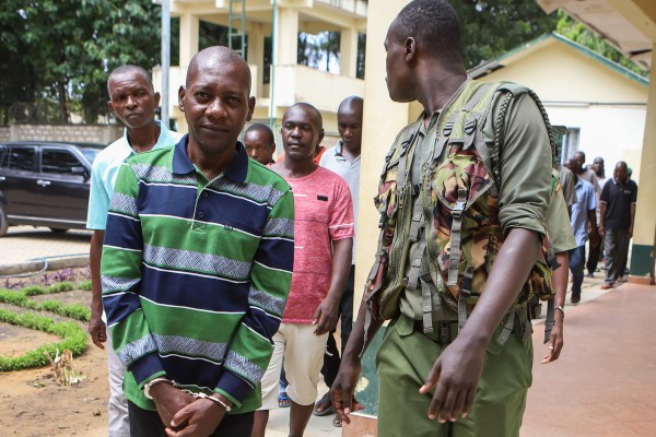Кенийски съд повдигна обвинения на лидера на култа Пол Макензи