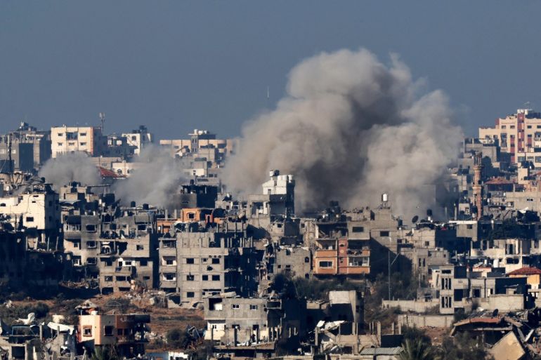 Gazze Şeridi sınırındaki güney İsrail'den çekilen bir fotoğraf, İsrail ile militan grup Hamas arasında devam eden çatışmaların ortasında, 19 Ocak 2024'teki İsrail bombardımanı sırasında Filistin topraklarında yükselen dumanları gösteriyor.