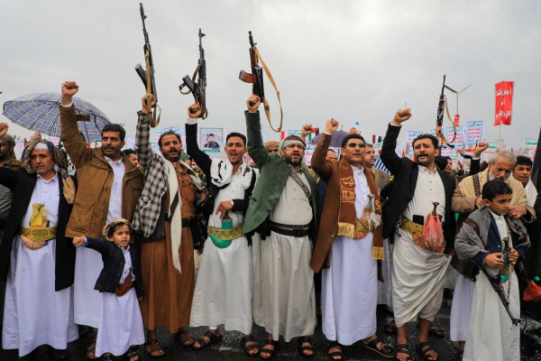 „Докато Израел спре!“: йеменци се събират за хусите, палестинците в Сана