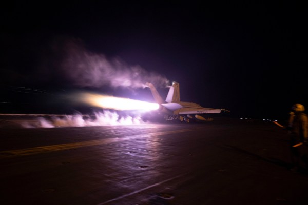 САЩ нанасят нови удари по ракети на хусите в Йемен, обекти в Ирак