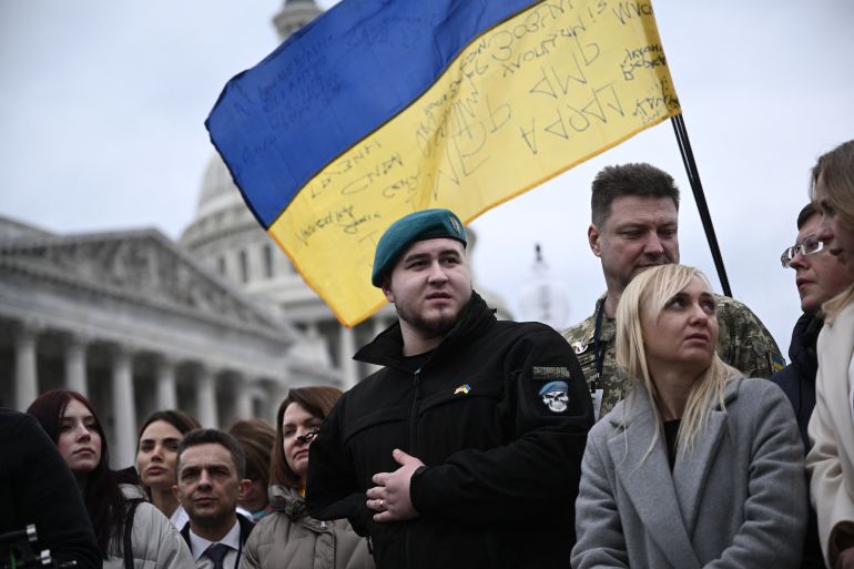Ukrayna Haftası'nın başlangıcında ABD Kongre Binası dışındaki insanlar.  Ukrayna bayrağı sallıyorlar