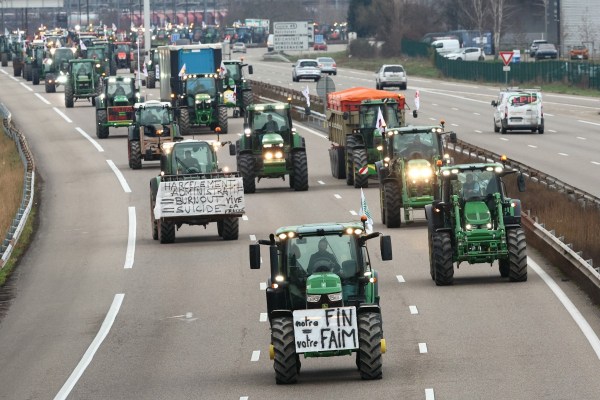 Водещите френски фермерски синдикати призоваха за прекратяване на националните блокади