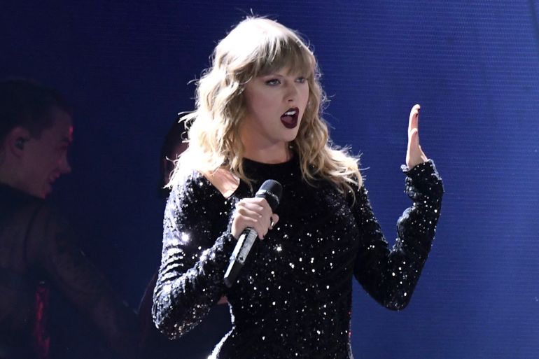 taylor swift on stage black outfit