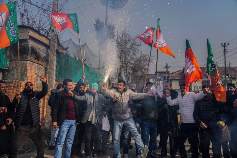 Anhänger der regierenden Bharatiya Janata Party (BJP) Indiens zünden Feuerwerkskörper an, während sie am Montag, den 4. Dezember 2023, den Wahlsieg in drei Bundesstaaten in Srinagar im von Indien kontrollierten Kaschmir feiern. (AP Photo/Mukhtar Khan)