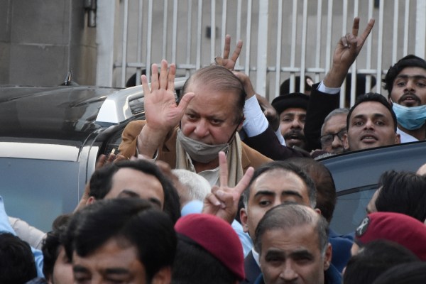 Пакистанският върховен съд разреши ли пътя на бившия премиер Шариф да се върне на власт?