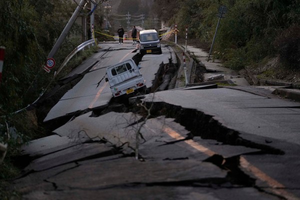 Японските спасители продължават да търсят оцелели от земетресението в понеделник