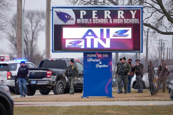 Множество хора са ранени при стрелба в училище в Айова, съобщиха американските власти