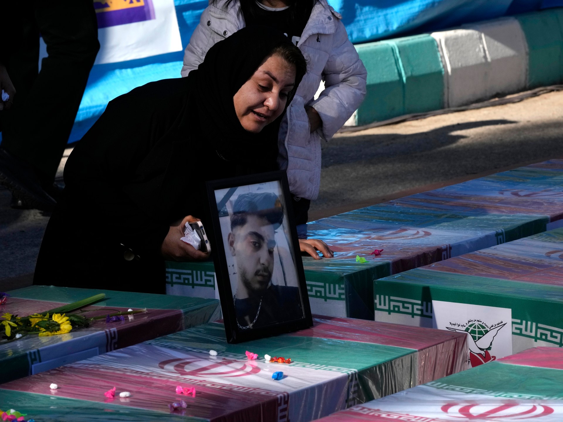 إيران تحدد هوية صانع قنابل مشتبه به وراء انفجارين مزدوجين وتعتقل 35 شخصًا  اخبار