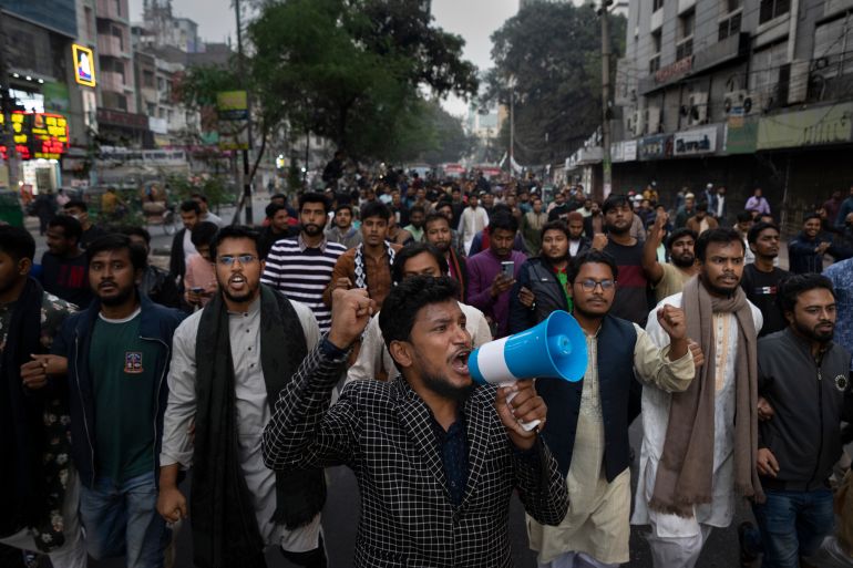 Gono Odhikar Porishod partisinin destekçileri ve aktivistleri, 5 Ocak 2024 Cuma günü Bangladeş'in Dakka kentinde, özgür ve adil seçimler talep eden ve Pazar günkü parlamento seçimlerinin boykotunu destekleyen protesto yürüyüşü sırasında sloganlar attı. Bangladeş'in ana muhalefet partisi, 5 Ocak 2024 Cuma günü genel grev çağrısında bulundu. Ülkedeki parlamento seçimlerinin hafta sonu, seçmenleri boykota katılmaya çağırıyor.  Bu yıl, iki güçlü kadının önderlik ettiği, giderek kutuplaşan bir siyasi kültürün ortasında sandıklar açılıyor;  mevcut Başbakan Şeyh Hasina ve muhalefet lideri ve eski başbakan Khaleda Zia.  (AP Fotoğrafı/Altaf Kadri)