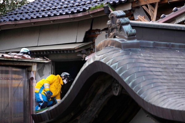 Жена на 90 години е извадена жива от развалините на земетресението в Япония