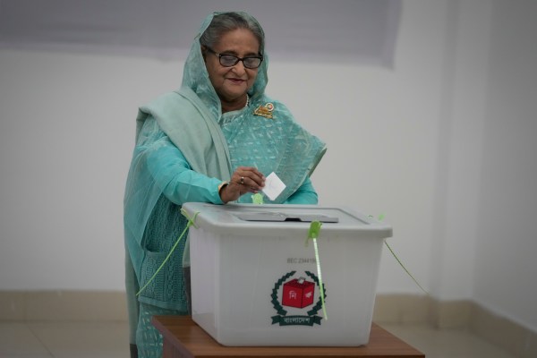 Изборните служители в Бангладеш преброяват гласовете, след като противоречиви избори,