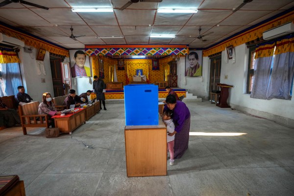 Бутан гласува на избори, фокусирани върху икономическите проблеми