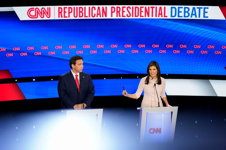 Ron DeSantis e Nikki Haley no palco do debate.