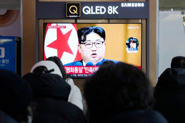 Ким на Северна Корея затваря агенции, работещи за обединение с Южна Корея