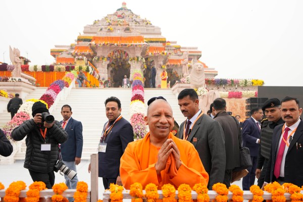 Индийският министър-председател Нарендра Моди откри спорен хиндуистки храм, изпълнявайки ключов